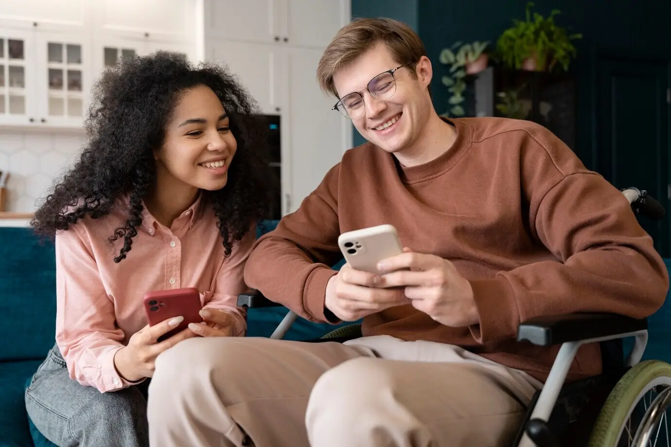 Друзья веселятся вместе.